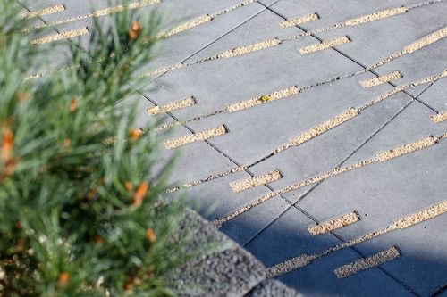 Ażury w nawierzchniach ogrodowych zyskują na popularności - są praktyczne i ekologiczne